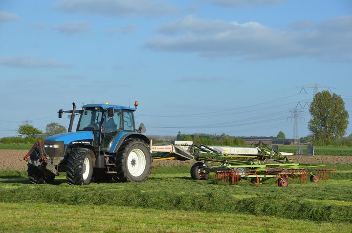 Gras harken New Holland Claas Agrifoto